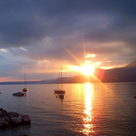 Appartamenti Menapace Torri Del Benaco Bagian luar foto