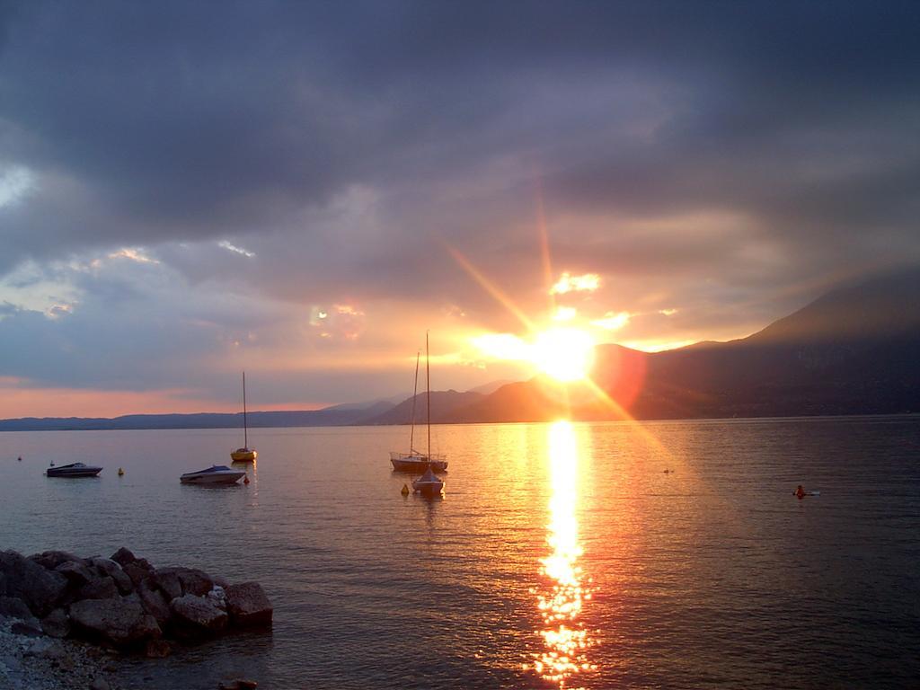 Appartamenti Menapace Torri Del Benaco Bagian luar foto